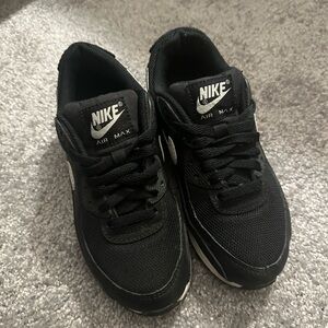 Women’s Nike air max shoes. Size 6